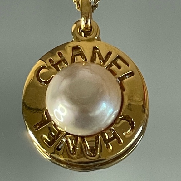 CHANEL Logo Pearl Round Gold Tone Pendant Necklace - Picture 4 of 12